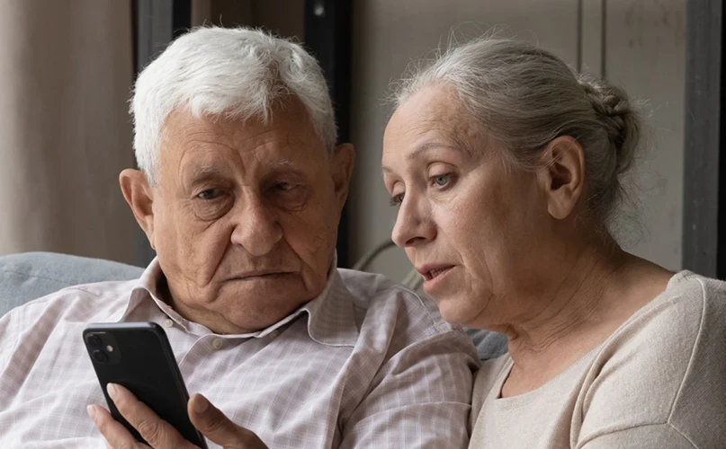 ouder-echtpaar sharing phone 2